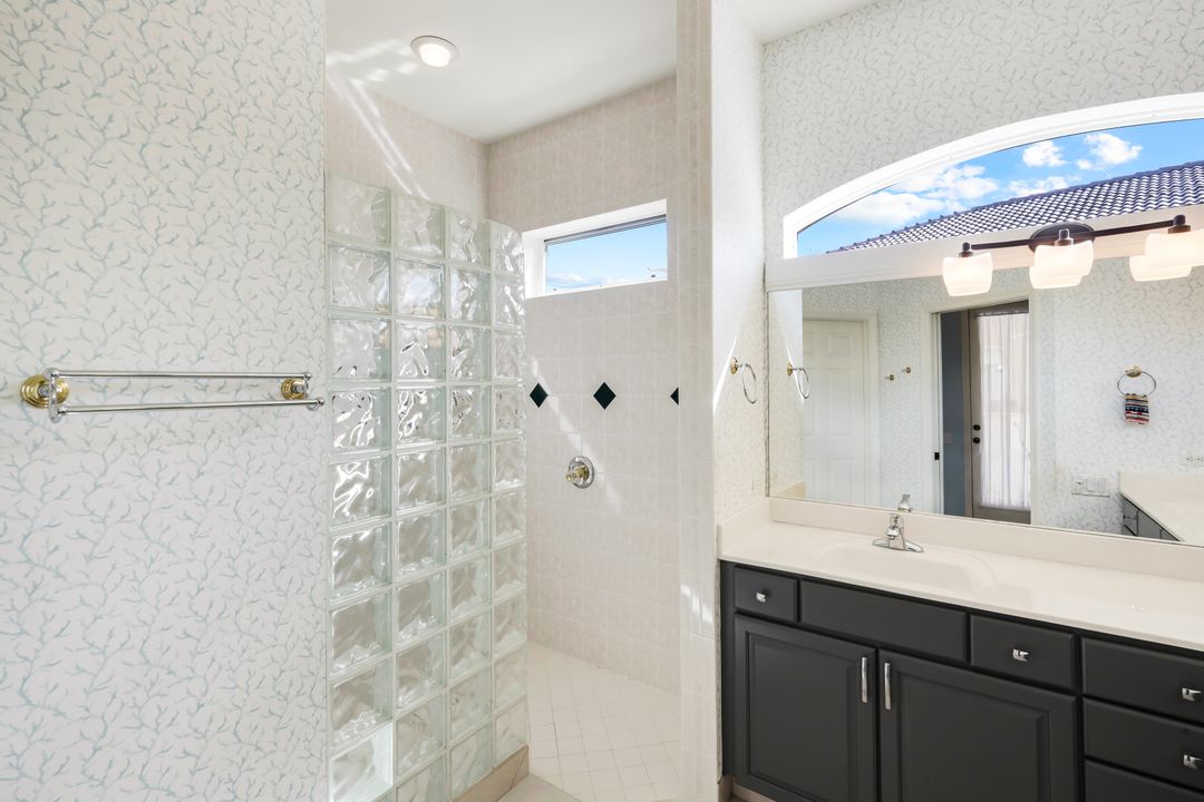 462 Preswick Ln, Naples, FL 34120