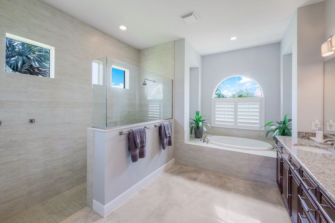 9052 Graphite Cir, Naples, FL 34120