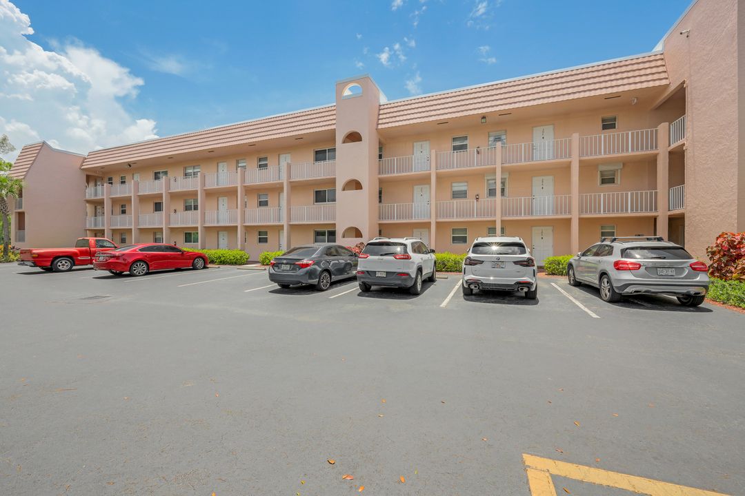 300 Forest Lakes Blvd #104, Naples, FL 34105