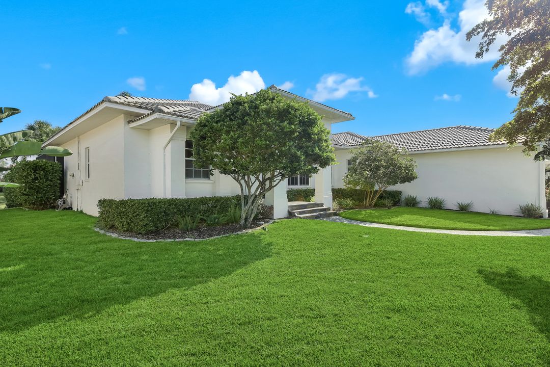 8748 S Lake Cir, Fort Myers, FL 33908
