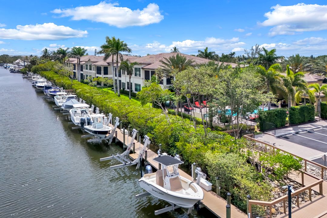 2472 Breakwater Wy #11-202, Naples, FL 34112