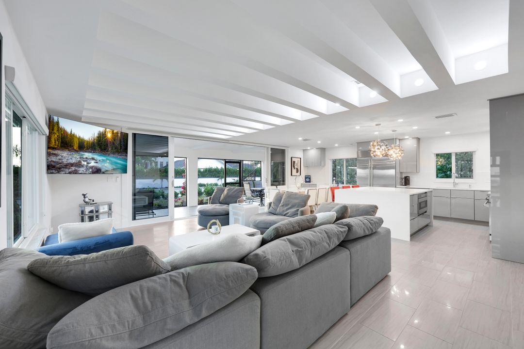 10002 Vanderbilt Dr, Naples, FL 34108