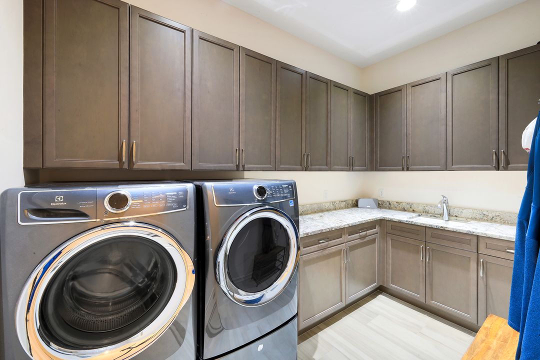 6259 Lightbourn Wy, Naples, FL 34113