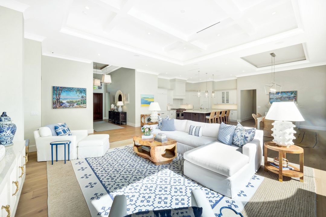 680 Wedge Dr, Naples, FL 34103