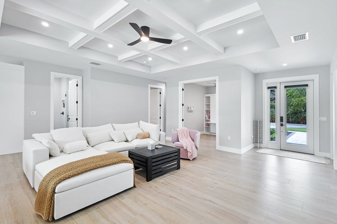 60 Liberty Ln, Naples, FL 34112