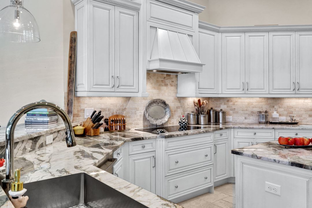 12194 Wicklow Ln, Naples, FL 34120