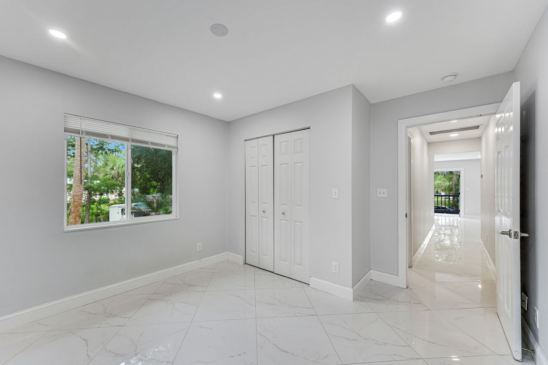 605 12th Ave NE, Naples, FL 34120