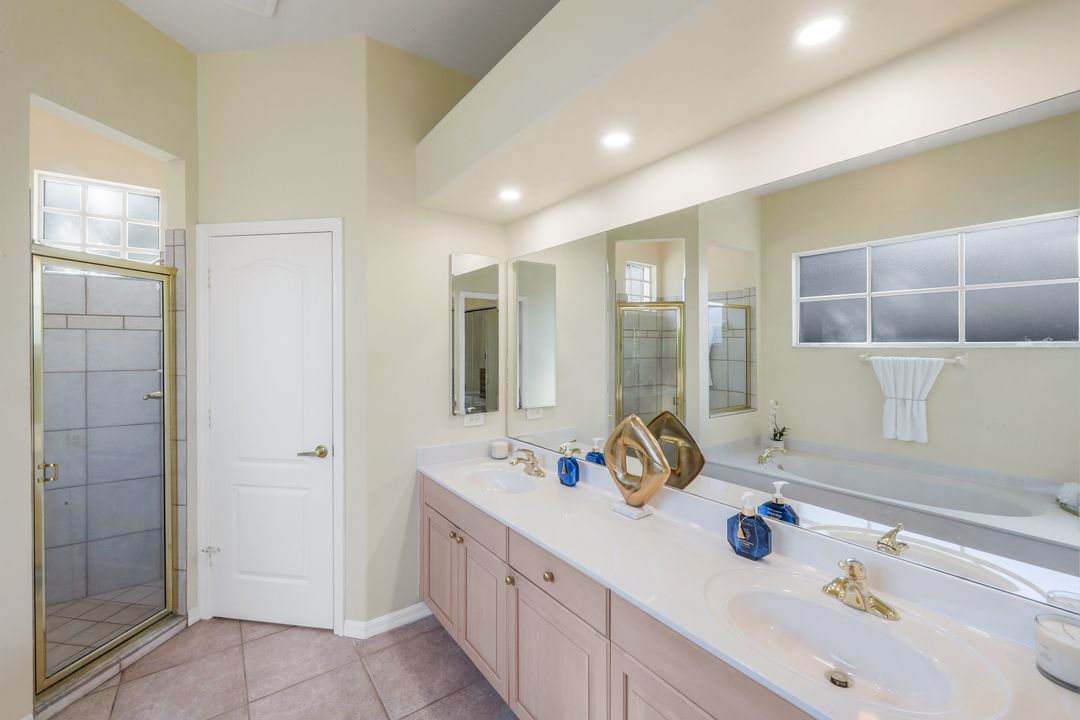 10824 Pond Ridge Dr, Fort Myers, FL 33913