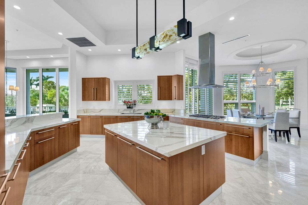 13675 Vanderbilt Dr #210, Naples, FL 34110