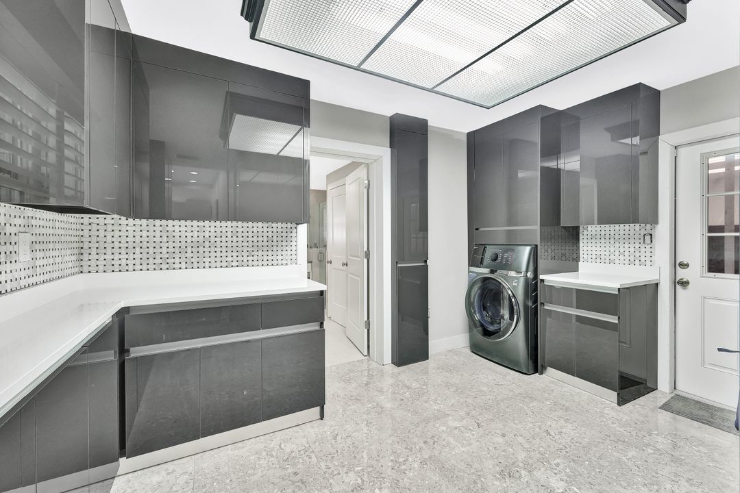 7060 Hendry Creek Dr, Fort Myers, FL 33908