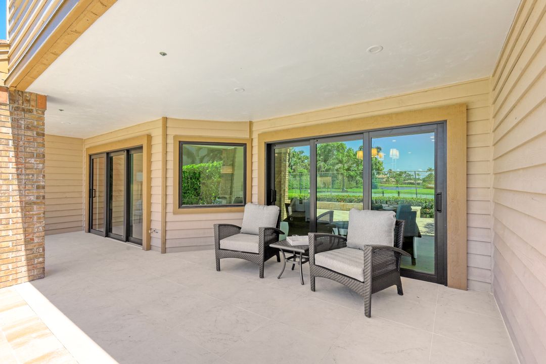 563 Park Shore Dr, Naples, FL 34103