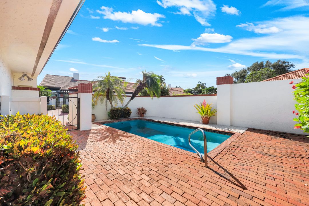 529 Bay Villas Ln, Naples, FL 34108