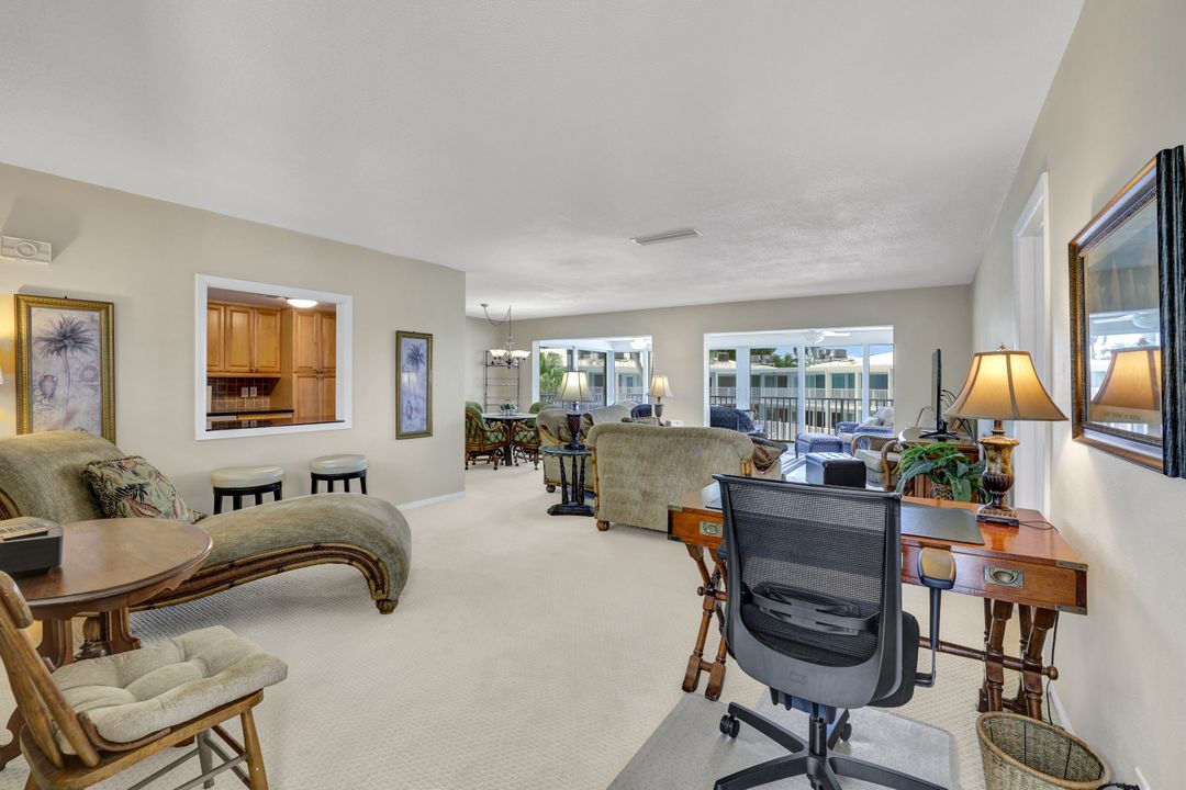 386 Harbour Dr, Naples, FL 34103