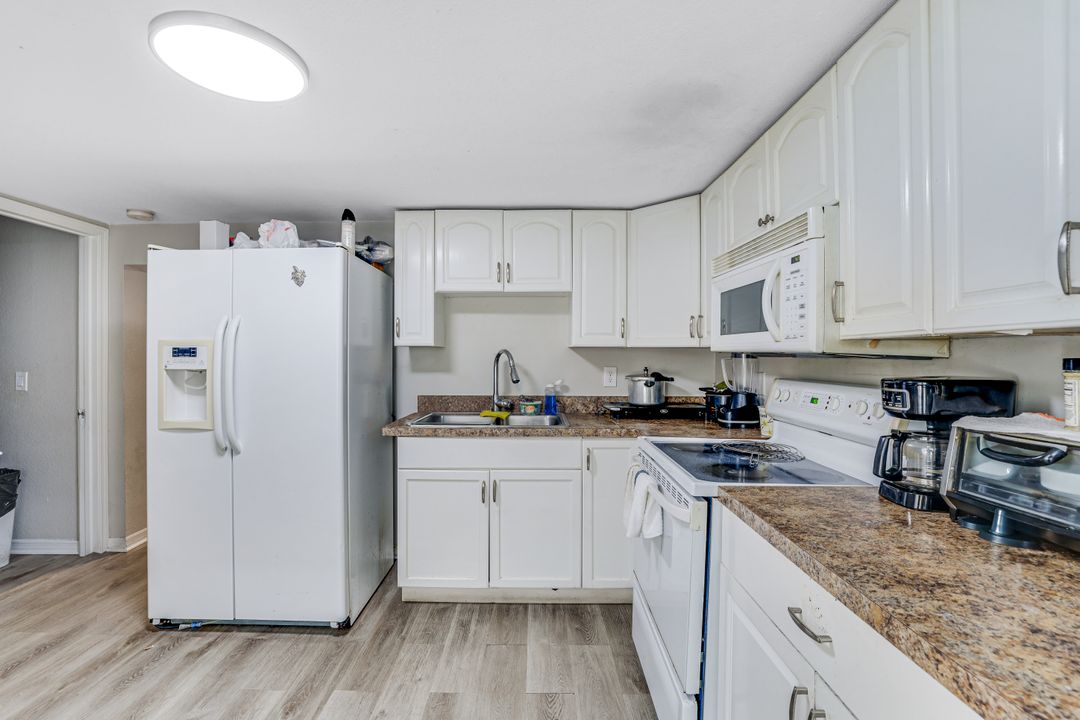 106 Moon Bay St, Naples, FL 34114