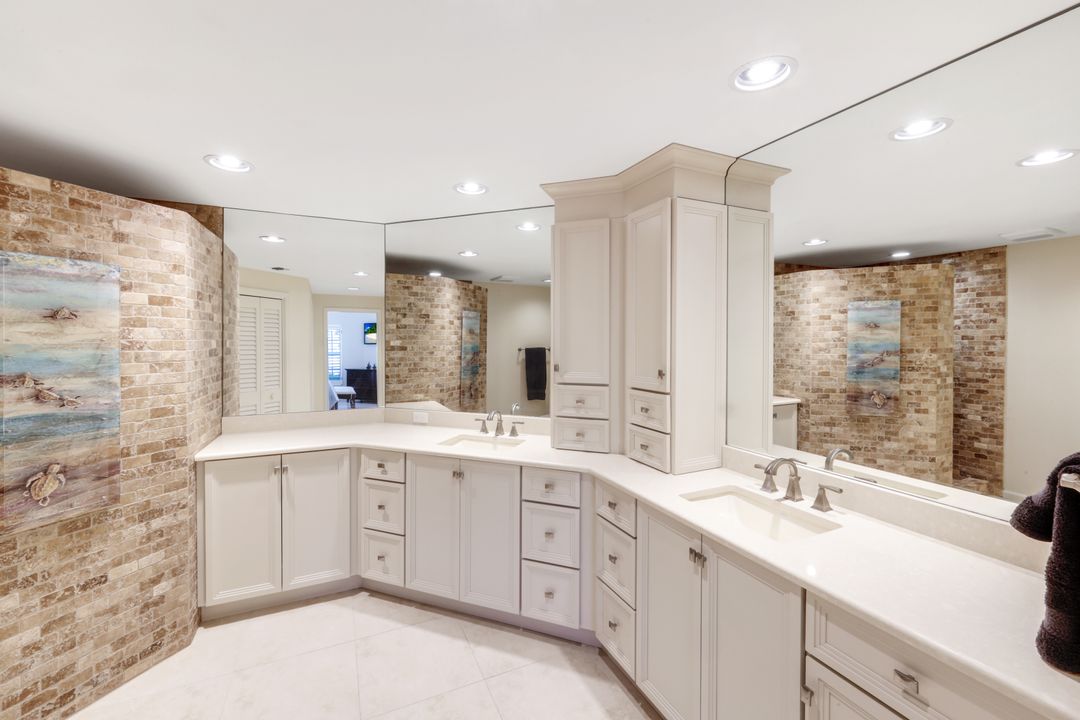 8453 Abbington Cir #811, Naples, FL 34108