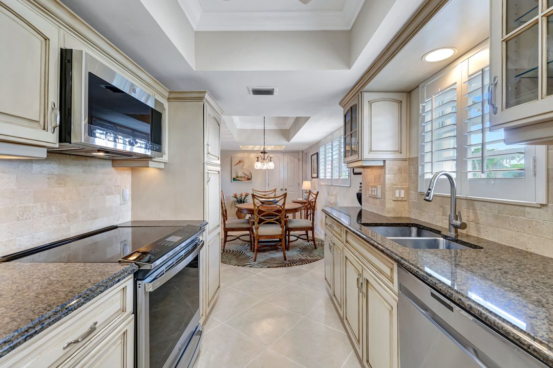 383 Harbour Dr #304, Naples, FL 34103