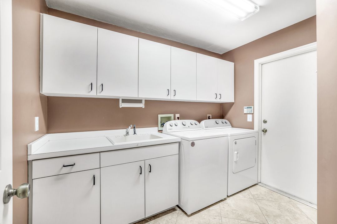 811 Pitch Apple Ln, Naples, FL 34108