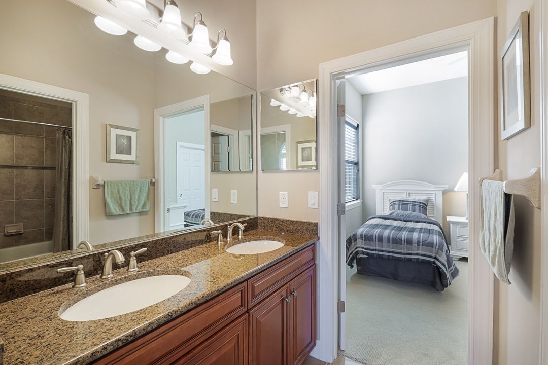 12118 Wicklow Ln, Naples, FL 34120