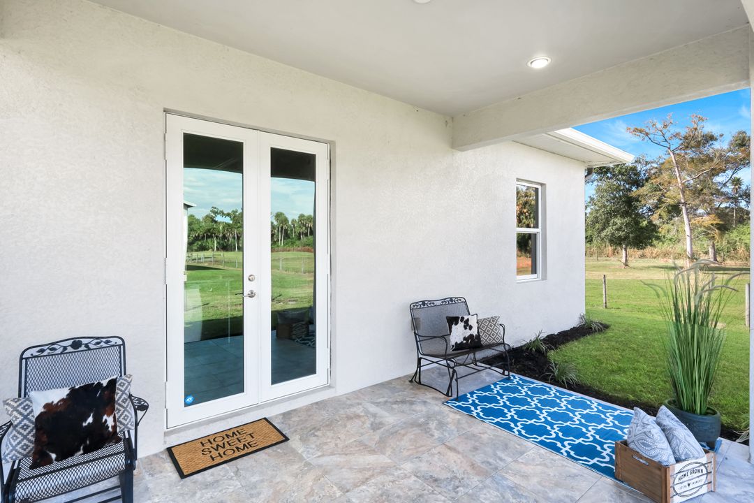 1960 Moulder Dr, Naples, FL 34120