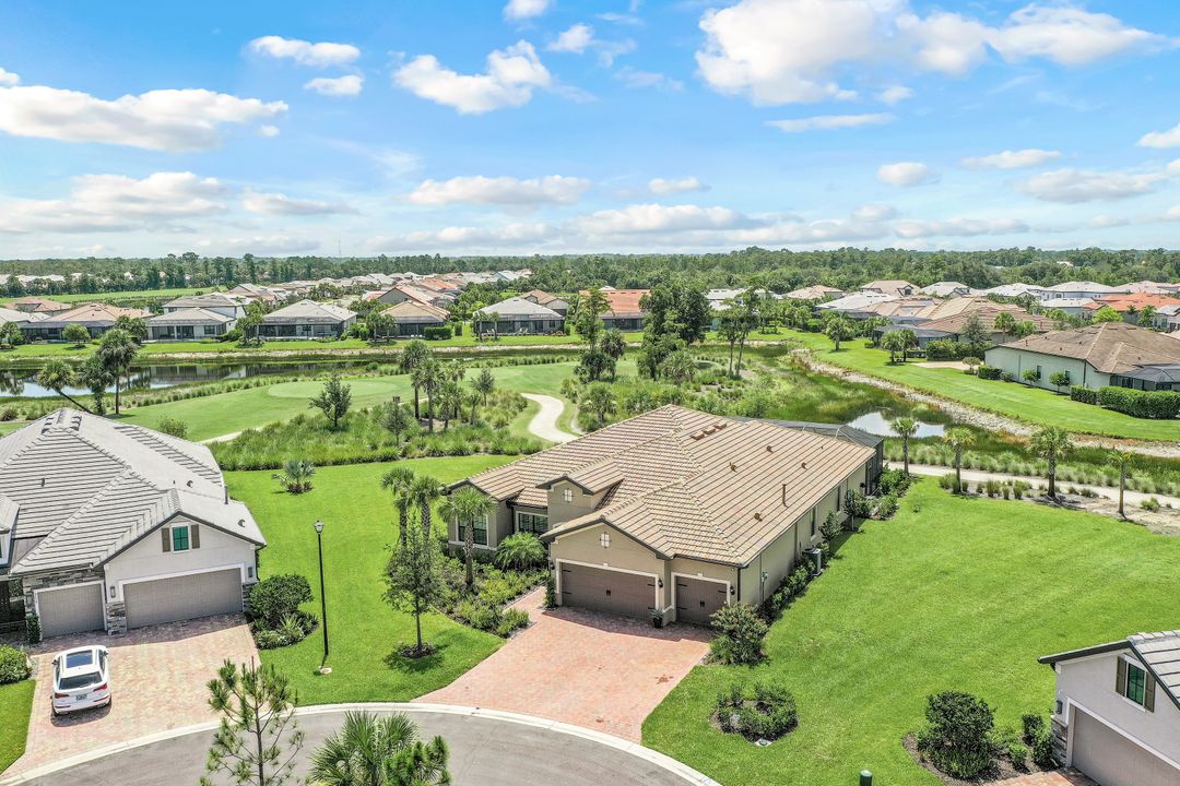 9554 Everglades Dr, Naples, FL 34120