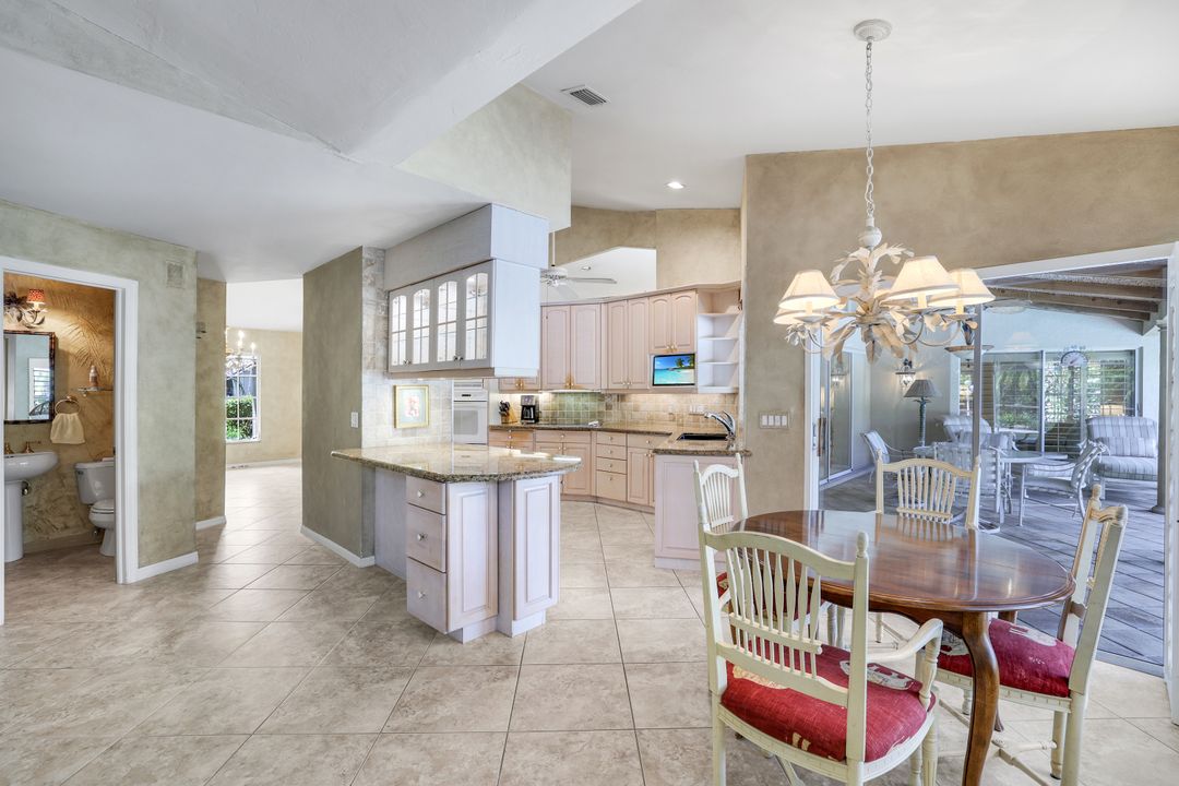 811 Pitch Apple Ln, Naples, FL 34108