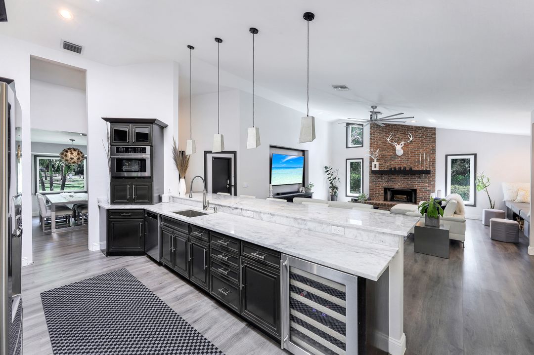 6010 Standing Oaks Ln, Naples, FL 34119