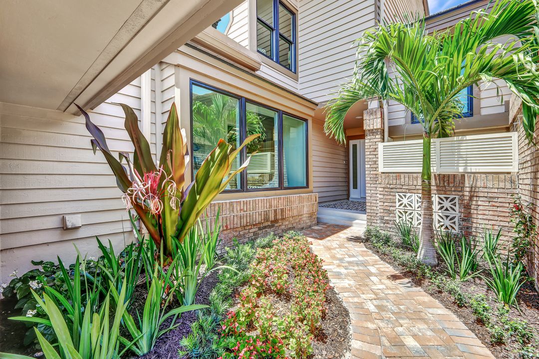 563 Park Shore Dr, Naples, FL 34103