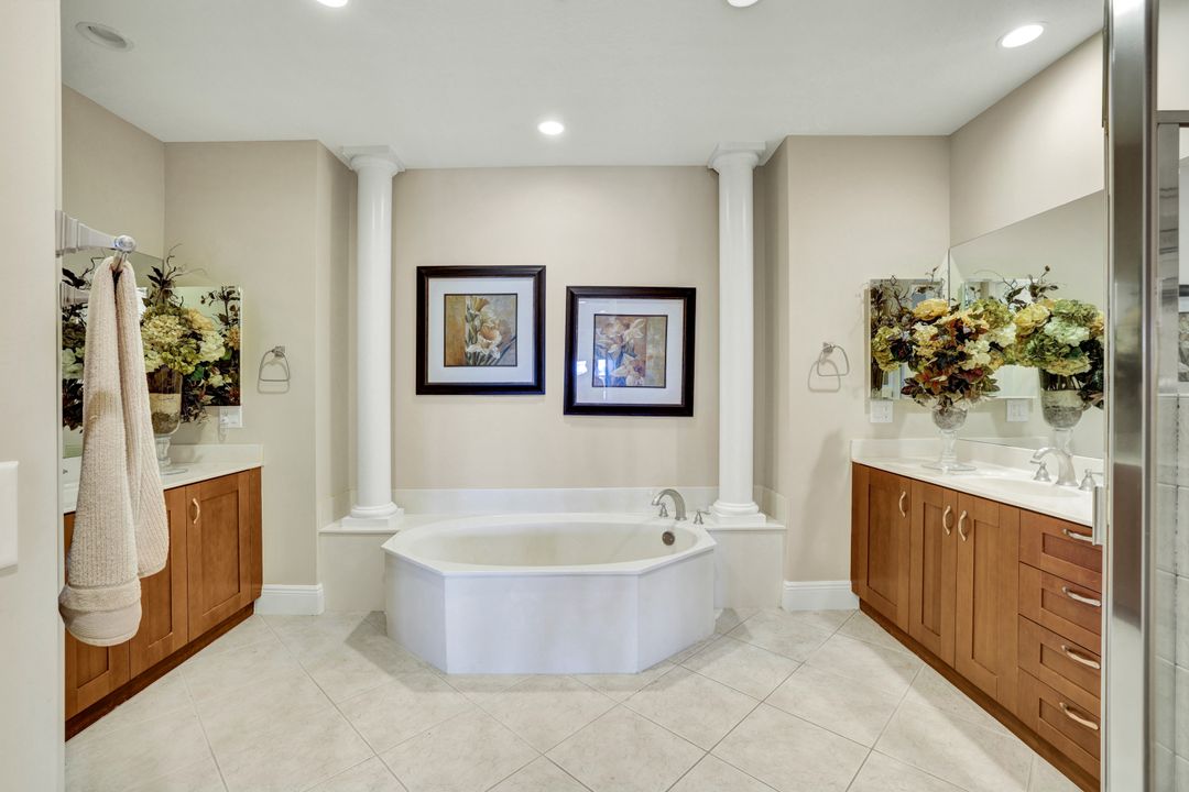 9234 Tesoro Ln #101, Naples, FL 34114