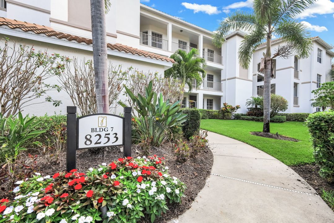 8253 Parkstone Pl #206, Naples, FL 34120