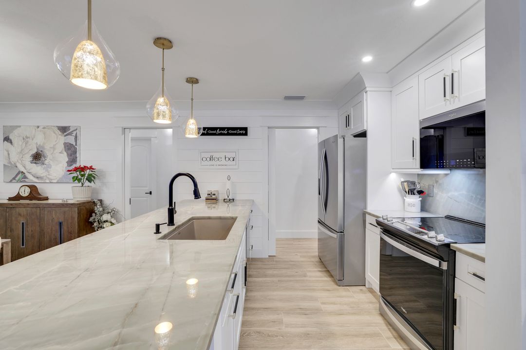 585 100th Ave N, Naples, FL 34108