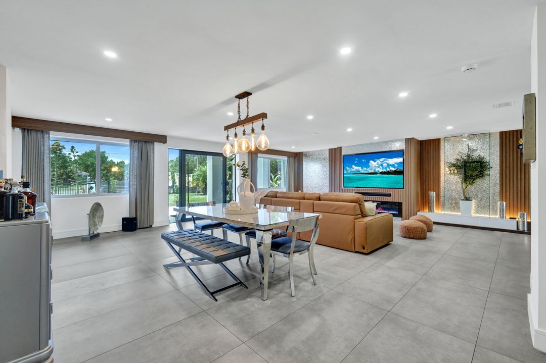 121 20th Ave NE, Naples, FL 34120