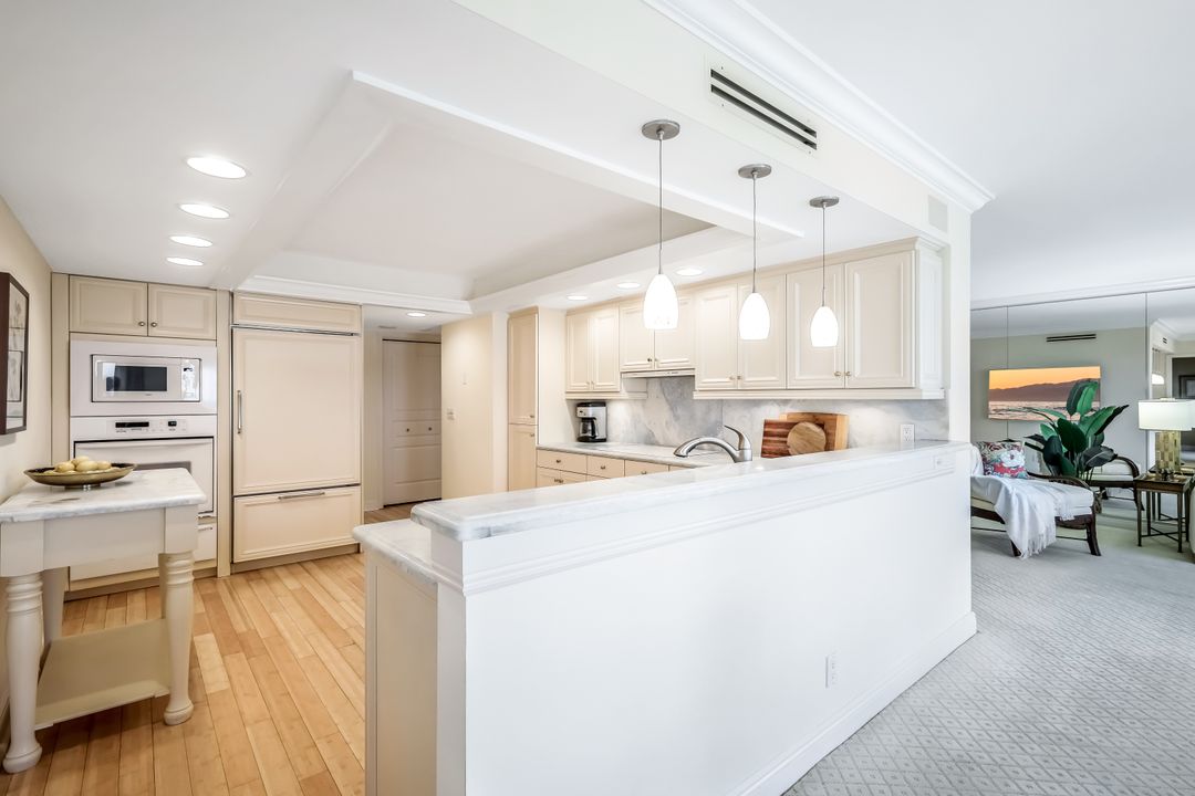 4451 Gulf Shore Blvd N #703, Naples, FL 34103