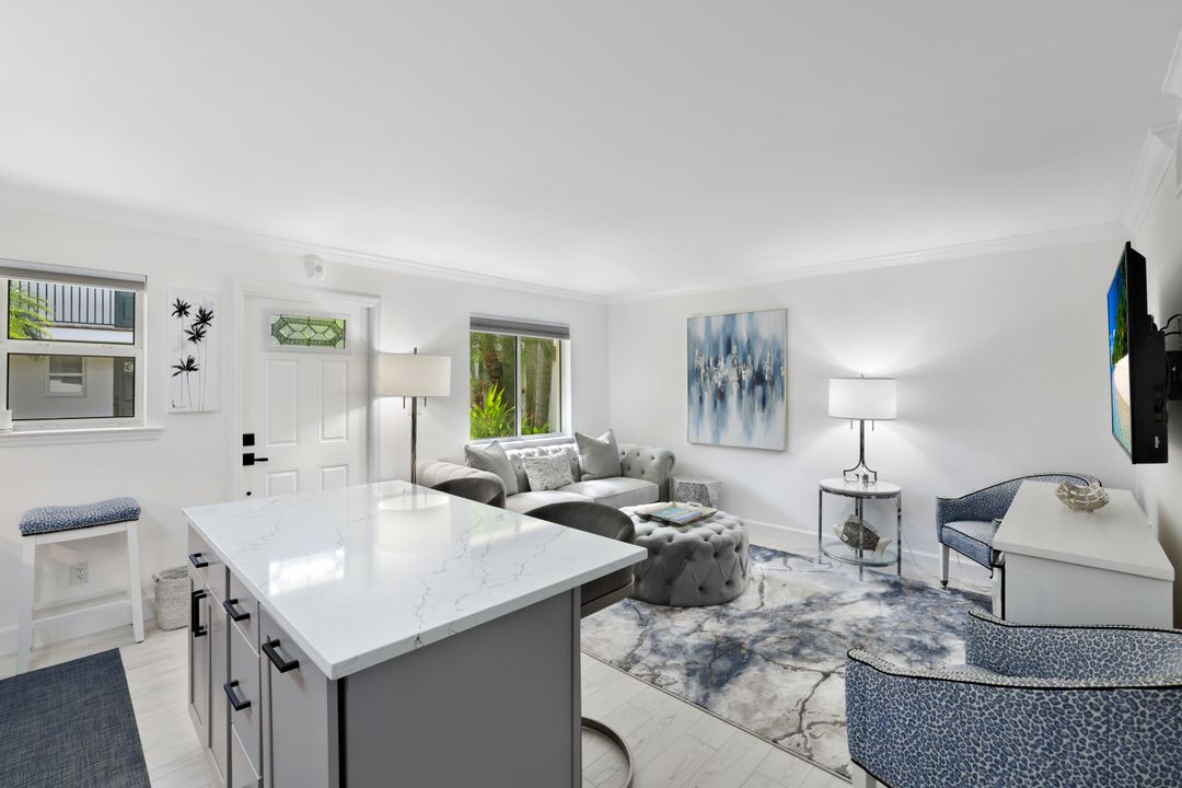 960 7th St S #105, Naples, FL 34102