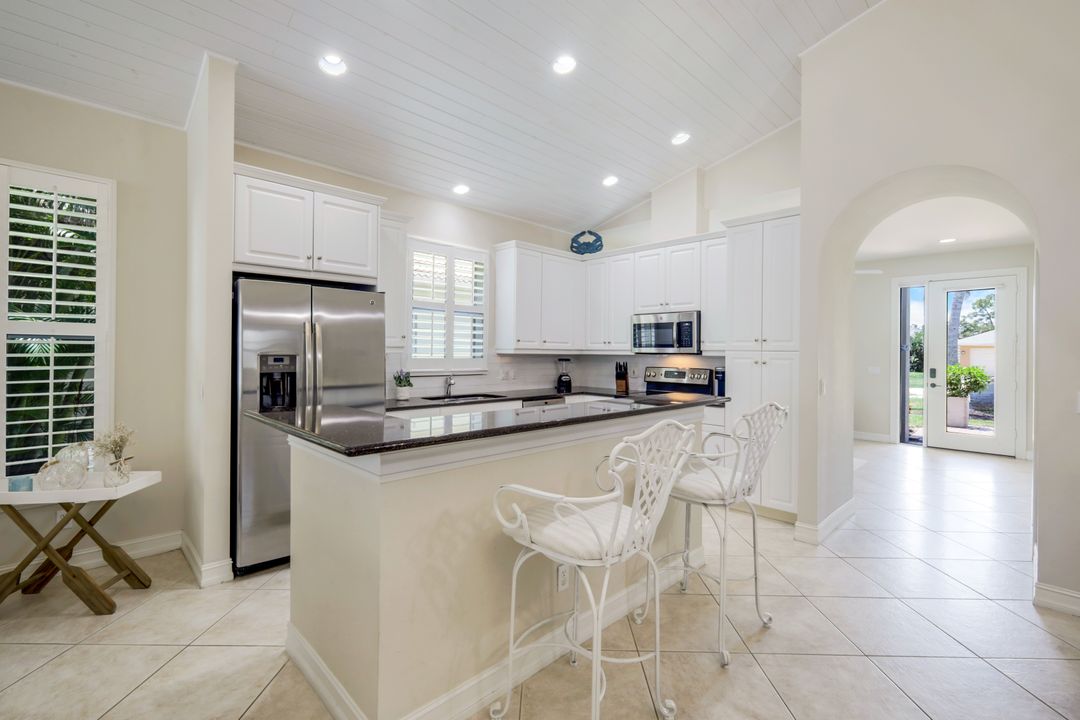 687 106th Ave N, Naples, FL 34108