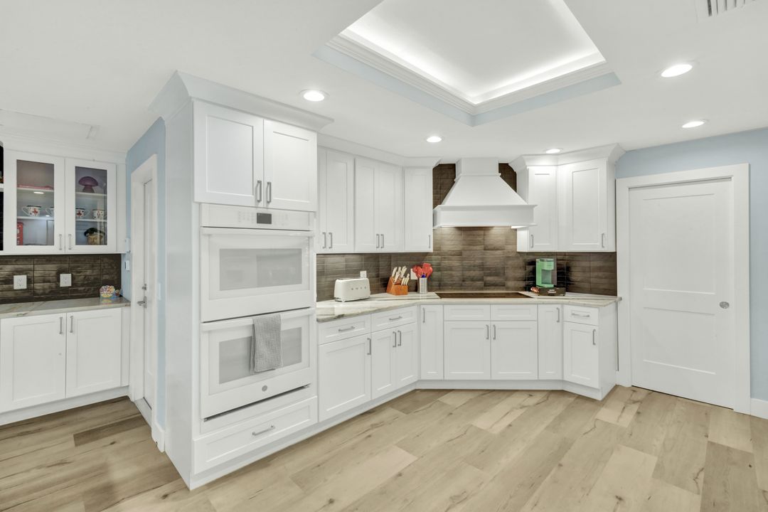 557 Parkwood Ln, Naples, FL 34103
