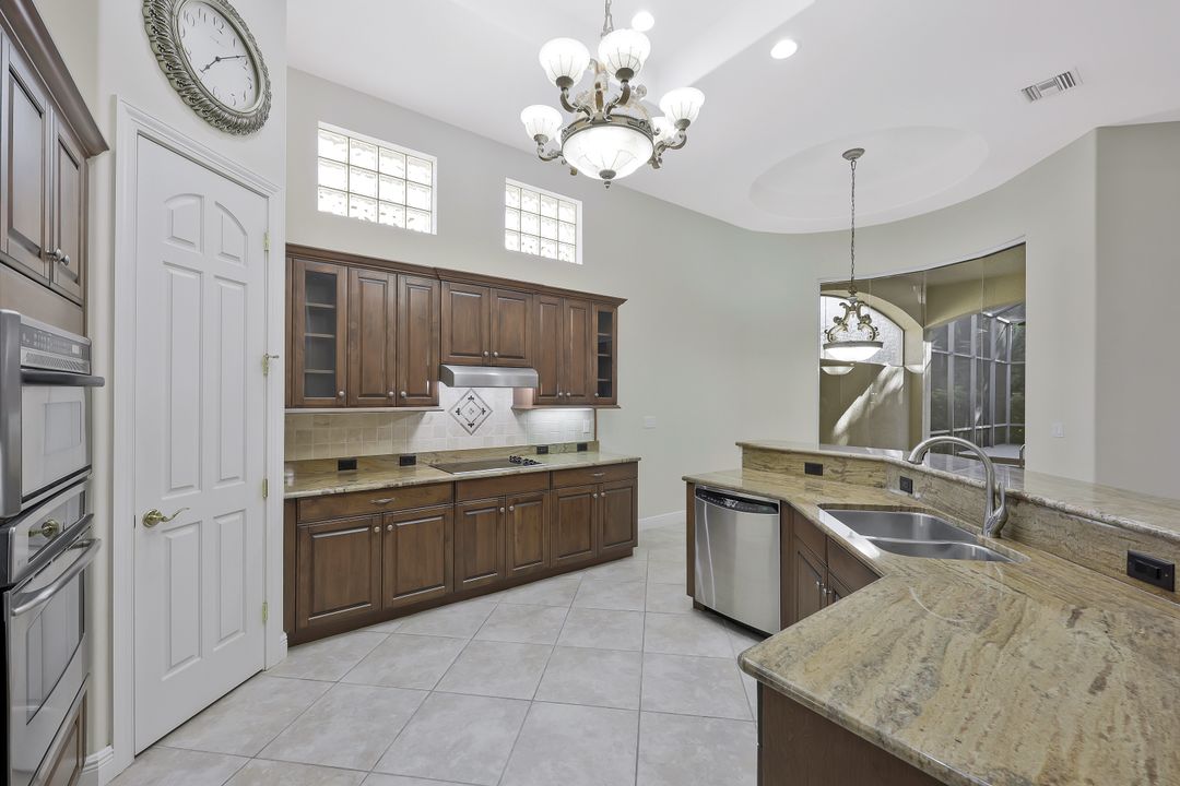 5616 Hammock Isles Dr, Naples, FL 34119