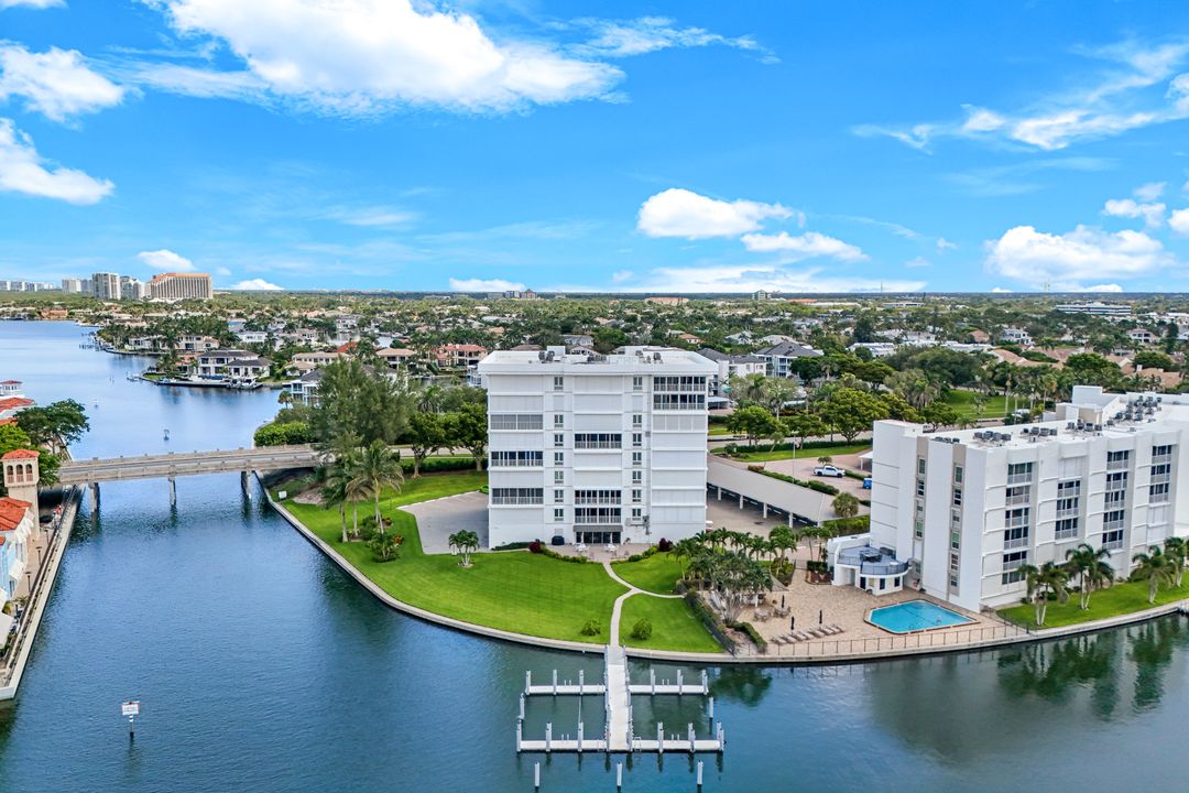 250 Park Shore Dr, Naples, FL 34103