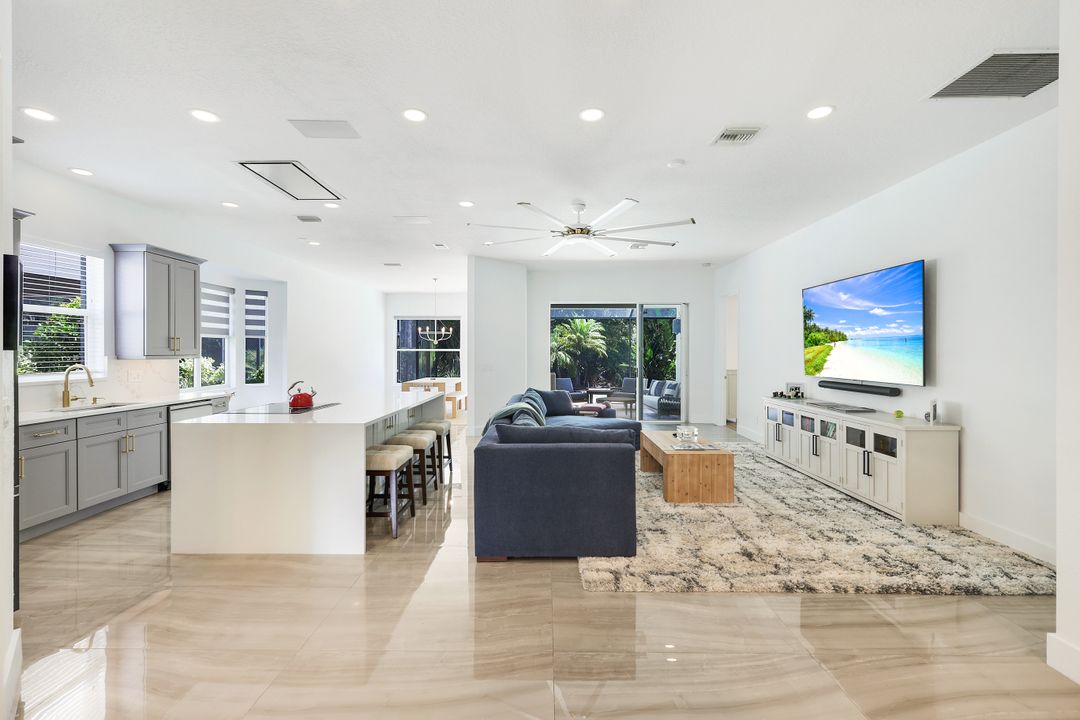 6072 Highwood Park Ln, Naples, FL 34110