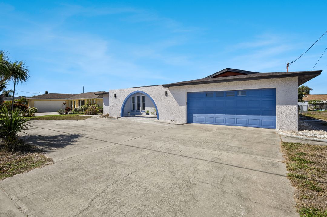 3926 Country Club Blvd, Cape Coral, FL 33904