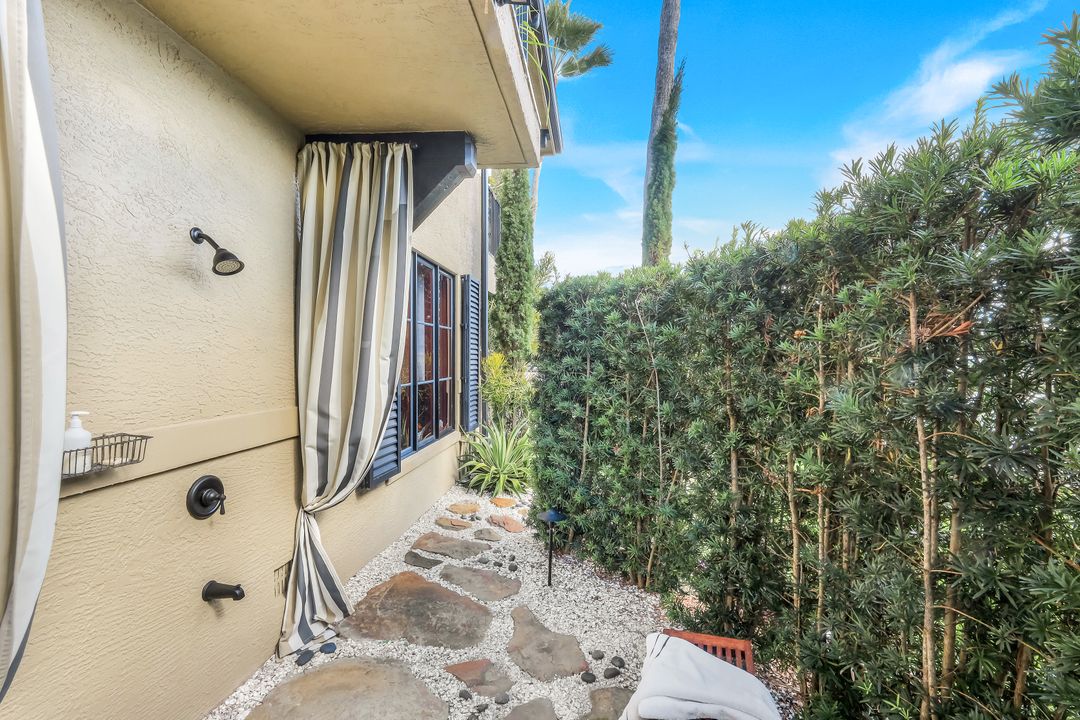 290 Channel Dr, Naples, FL 34108