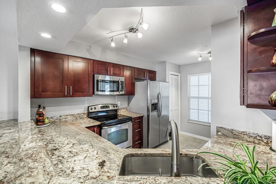 9580 Victoria Ln #208, Naples, FL 34109