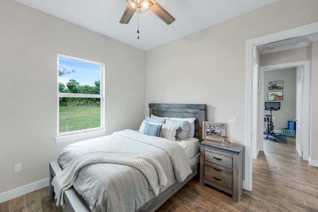 1960 Moulder Dr, Naples, FL 34120