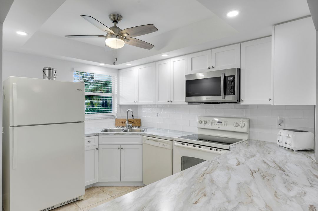 37 High Point Cir E #109, Naples, FL 34103