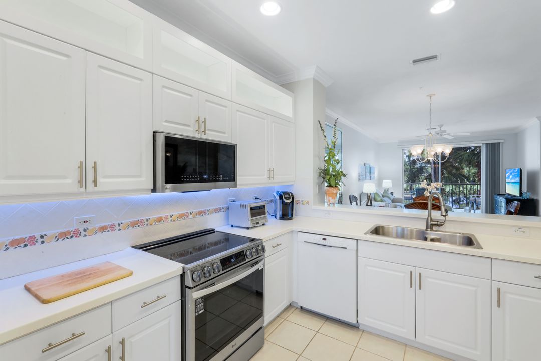 8241 Parkstone Pl #203, Naples, FL 34120