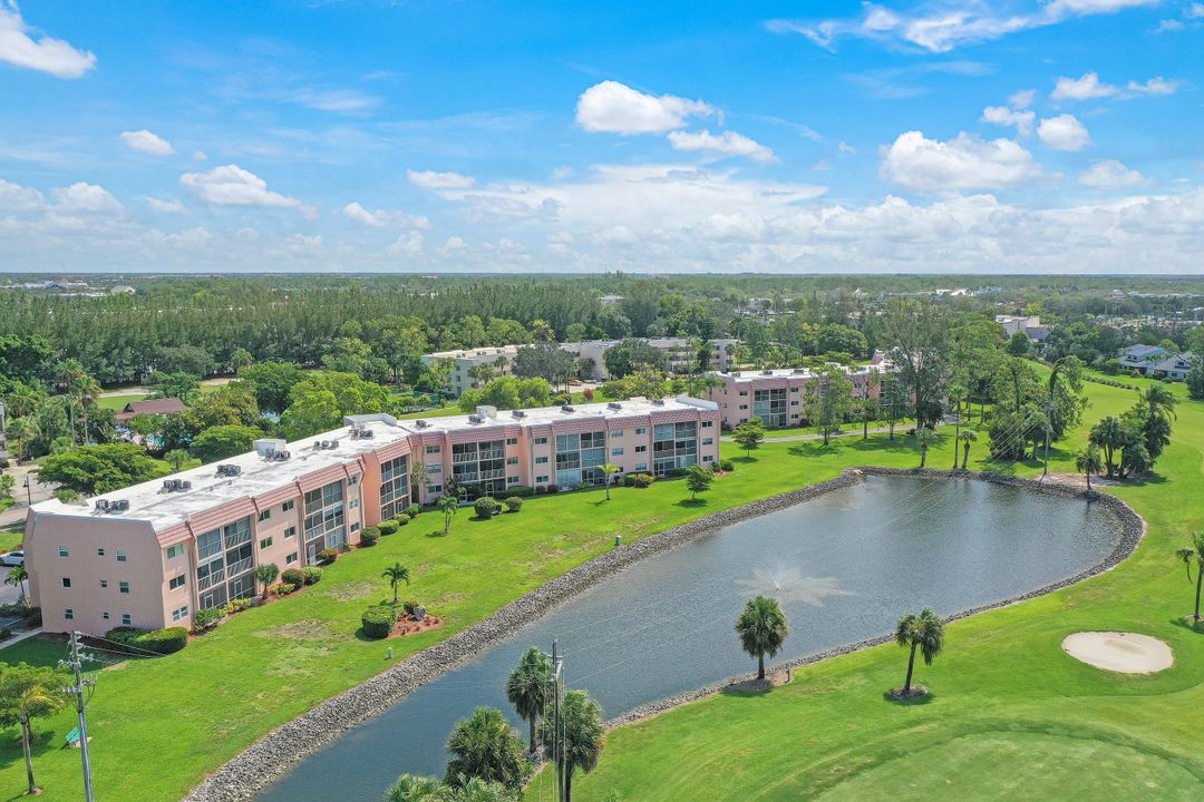 300 Forest Lakes Blvd #112, Naples, FL 34105
