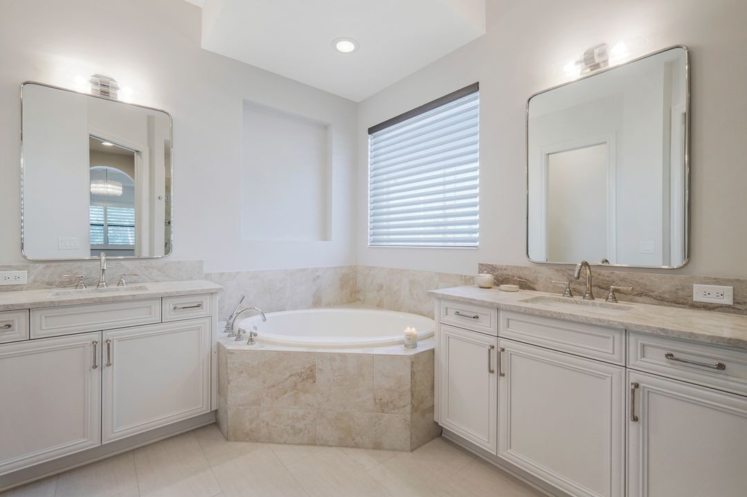 7319 Lantana Cir, Naples, FL 34119