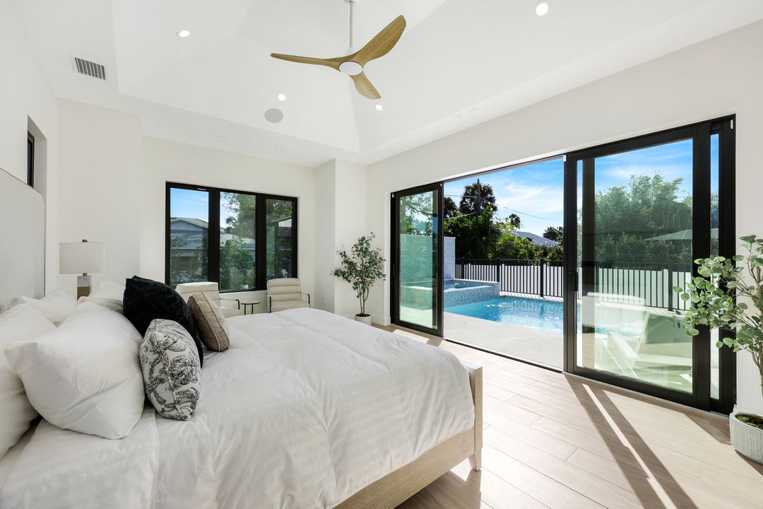 9760 Vanderbilt Dr, Naples, FL 34108