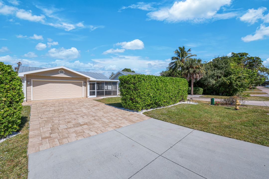 825 93rd Ave N, Naples, FL 34108