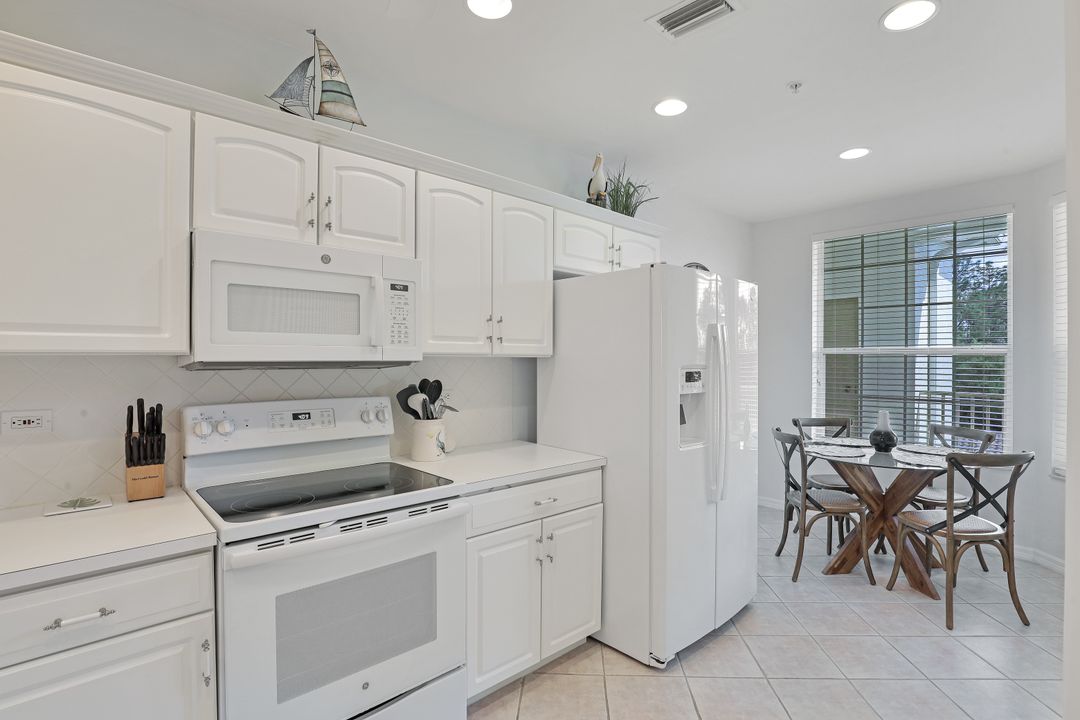 8223 Parkstone Pl #306, Naples, FL 34120