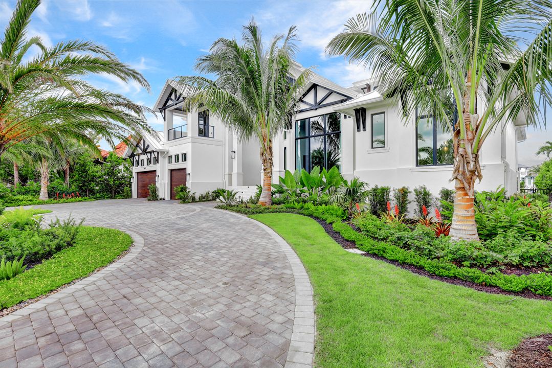 3401 Crayton Rd, Naples, FL 34102